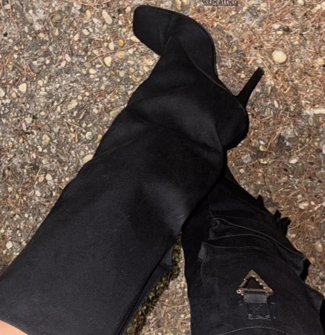 Galleria foto 'Chanel Totti al mare in Sardegna con gli stivali griffati, che lusso' - foto 1