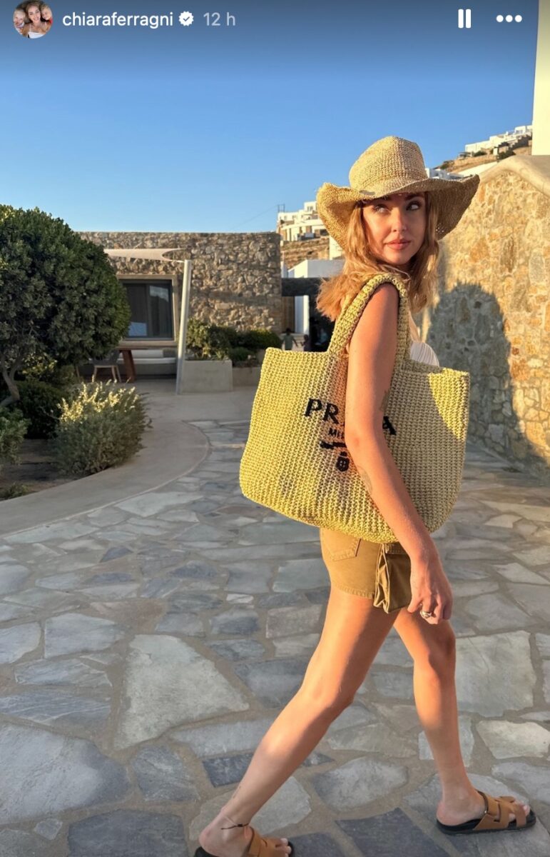 Galleria foto 'Chiara Ferragni in Grecia, il Look da spiaggia vale quasi 3mila euro!' - foto 1