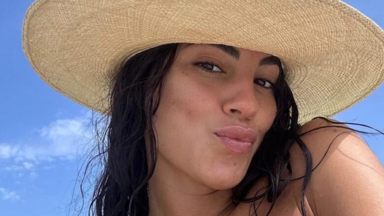 Giulia De Lellis, Look floreale con chiodo in pelle e borsa griffata che vale più di 1000 euro!