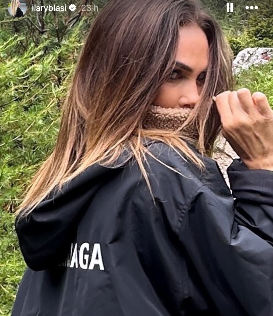 Galleria foto 'Ilary Blasi sfoggia l’impermeabile Balenciaga, che prezzo!' - foto 1