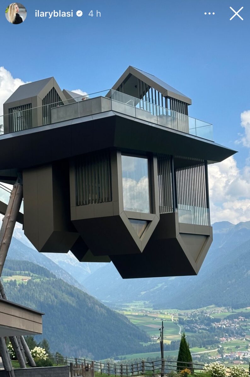 Galleria foto 'Ilary Blasi sceglie il suggestivo Hotel deluxe per le vacanze in Alto Adige (FOTO)' - foto 1
