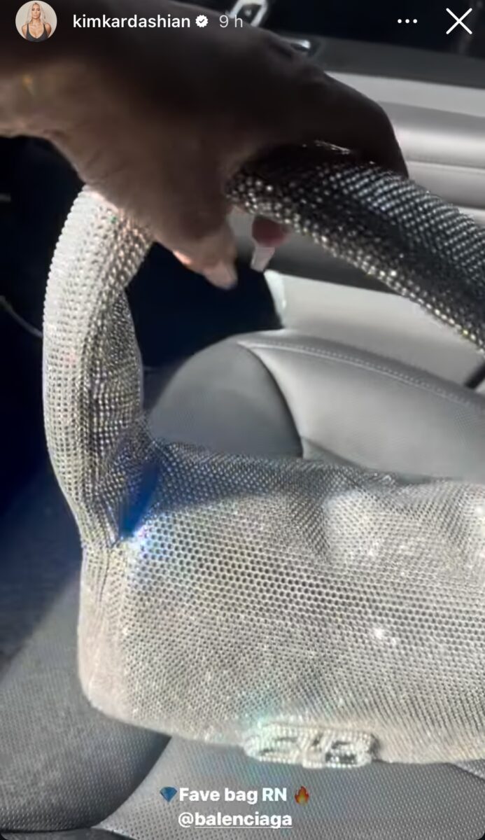 Galleria foto 'Kim Kardashian, la sua nuova borsa preferita è firmata Balenciaga e ha un prezzo altissimo!' - foto 1