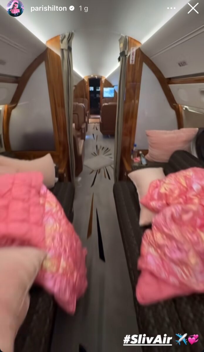 Galleria foto 'Paris Hilton viaggia con stile con il suo lussuoso jet privato!' - foto 1