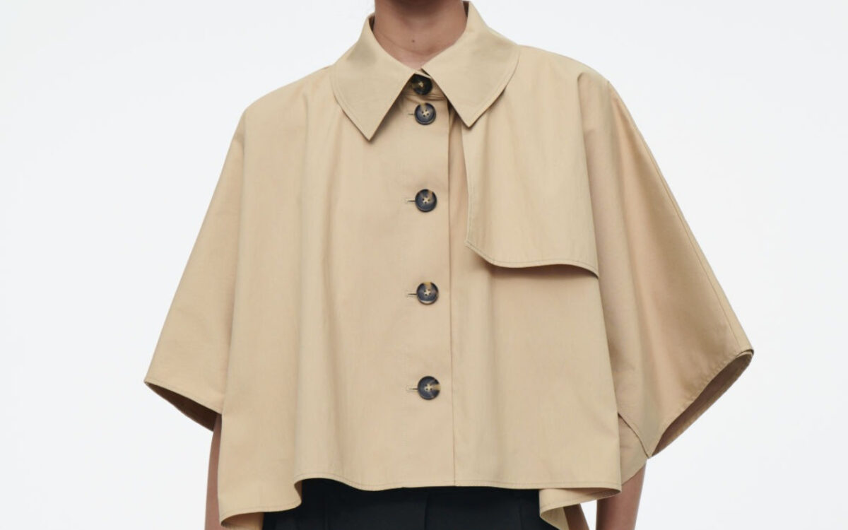Il trench mantella di COS per il mese di Settembre. Che stile