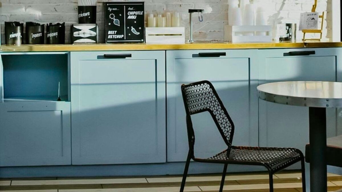 La tua cucina sembra datata? Ecco cosa la invecchia (e come rinnovarla con stile) La tua cucina sembra datata? Ecco cosa la invecchia (e come rinnovarla con stile)