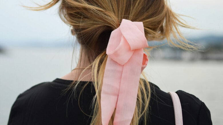Capelli lunghi? Ecco come raccoglierli in modo elegante quando fa caldo (e non solo!)