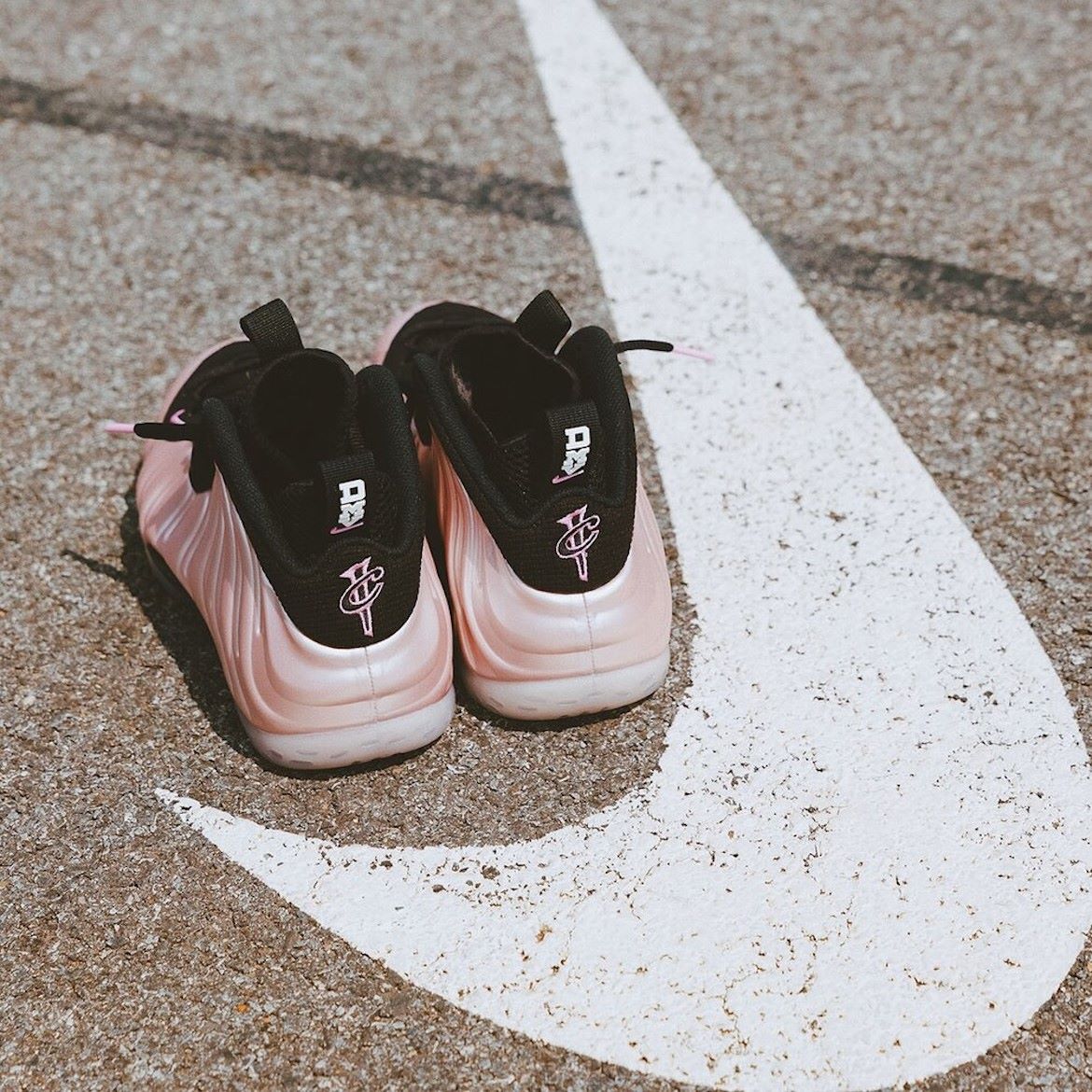 Galleria foto 'Nike x Wale, ecco le nuove Foamposite: rosa e nero, il mix del momento!' - foto 2