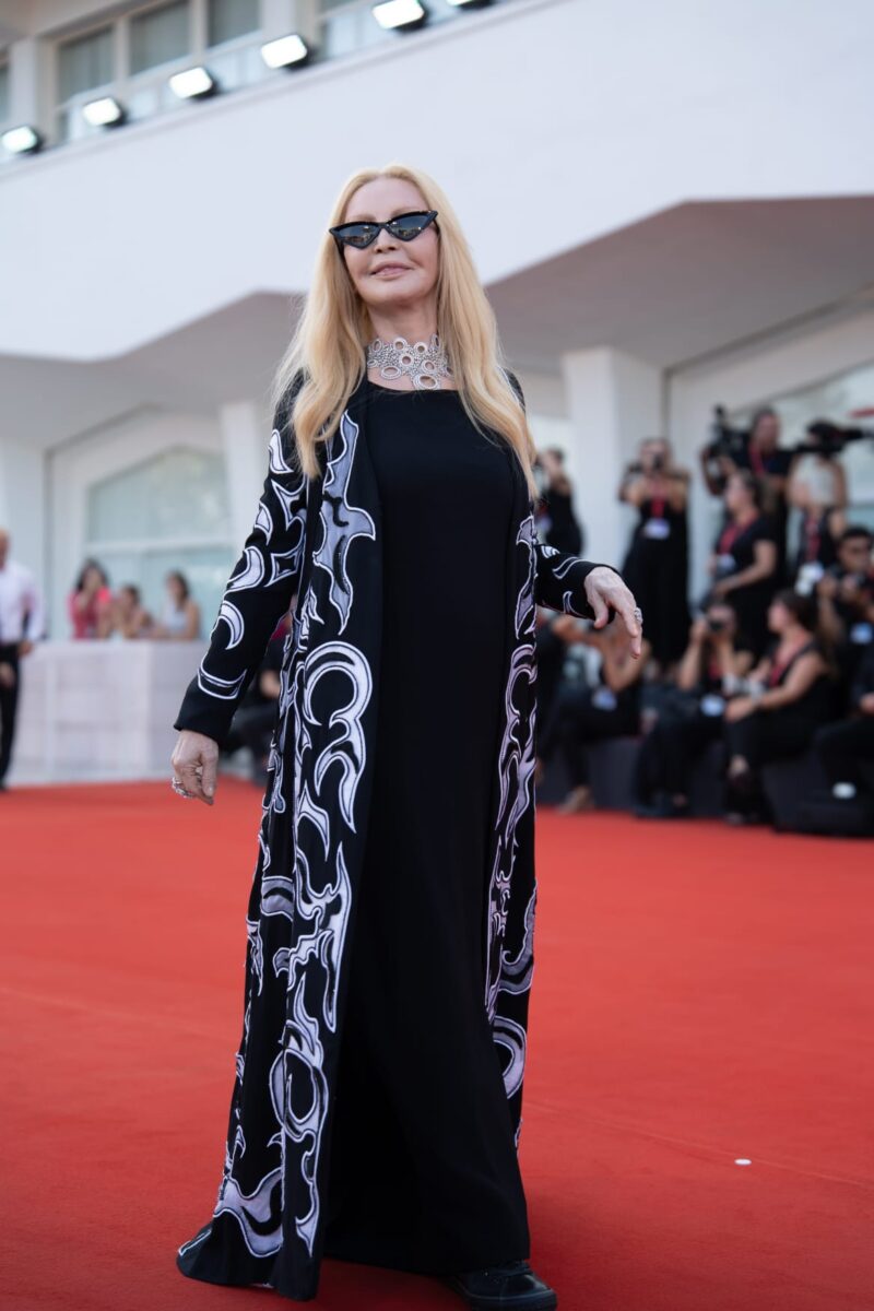 Galleria foto 'Venezia 2024, Patty Bravo sensazionale ed elegante ‘sfida’ la moda e la tradizione: sneakers sul red carpet' - foto 2