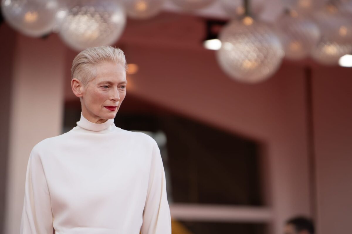Galleria foto 'Venezia 2024, Tilda Swinton in bianco illumina il red carpet: la sua è un’eleganza senza tempo!' - foto 2
