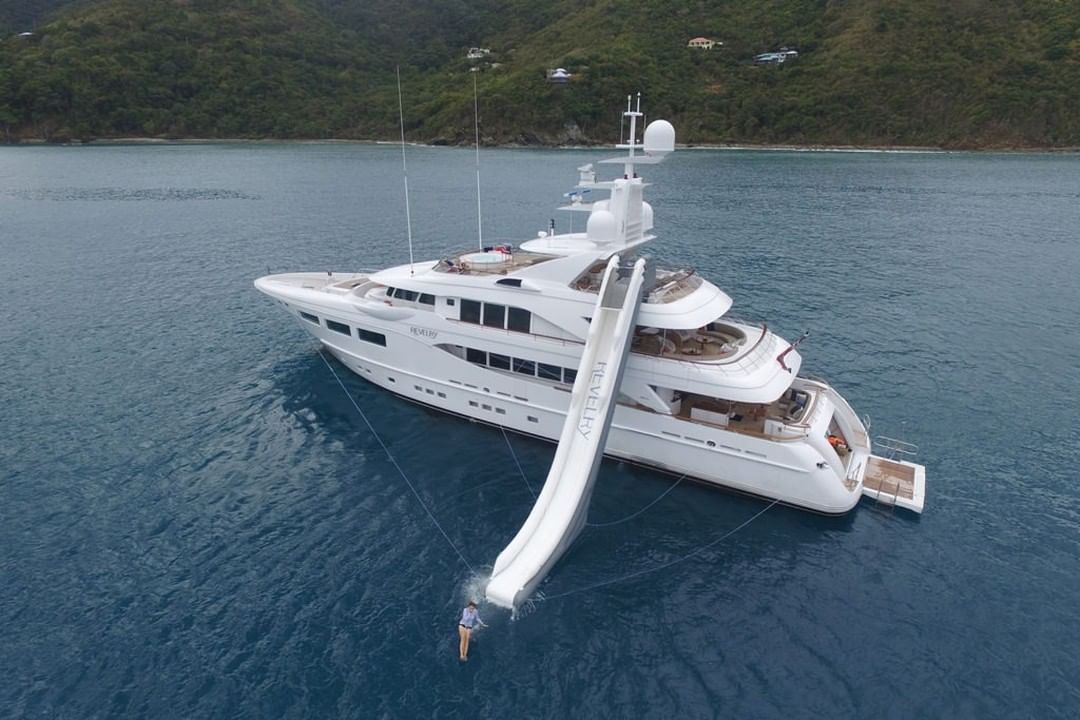 Galleria foto 'Uno Scivolo da 30mila euro sullo Yacht, ecco la nuova ossessione dei Milionari' - foto 2