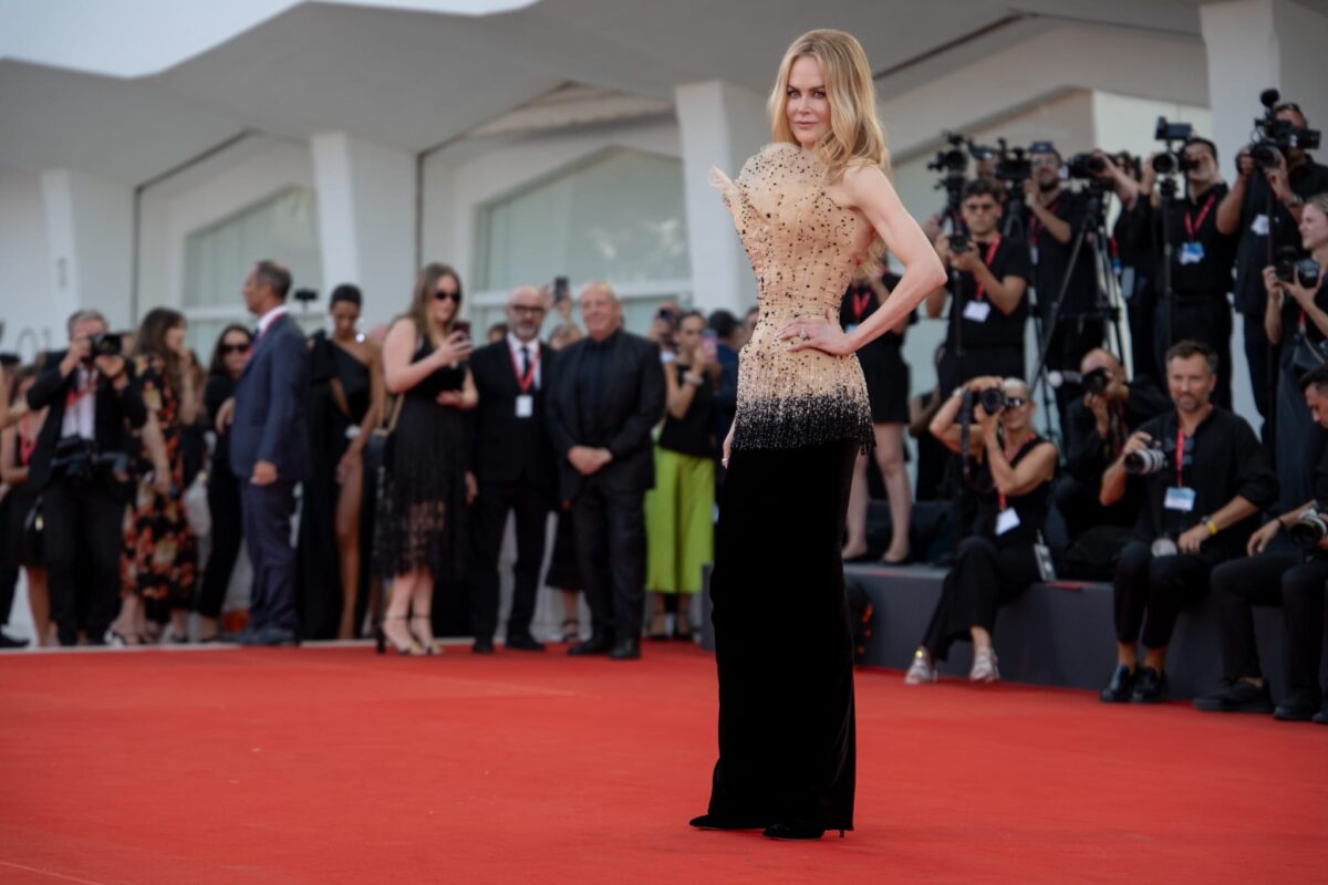 Galleria foto 'Venezia 2024, Nicole Kidman mozzafiato in Schiaparelli: la più glamour sul red carpet' - foto 1