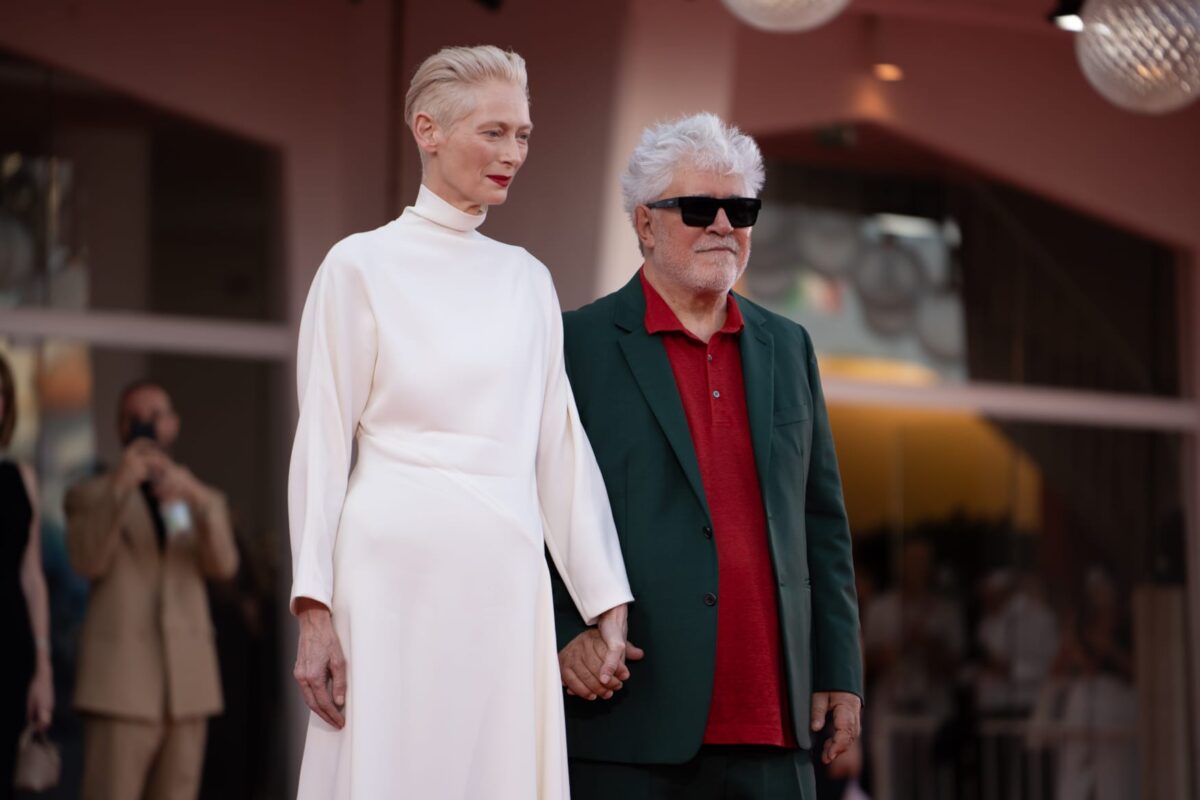 Galleria foto 'Venezia 2024, Tilda Swinton in bianco illumina il red carpet: la sua è un’eleganza senza tempo!' - foto 1