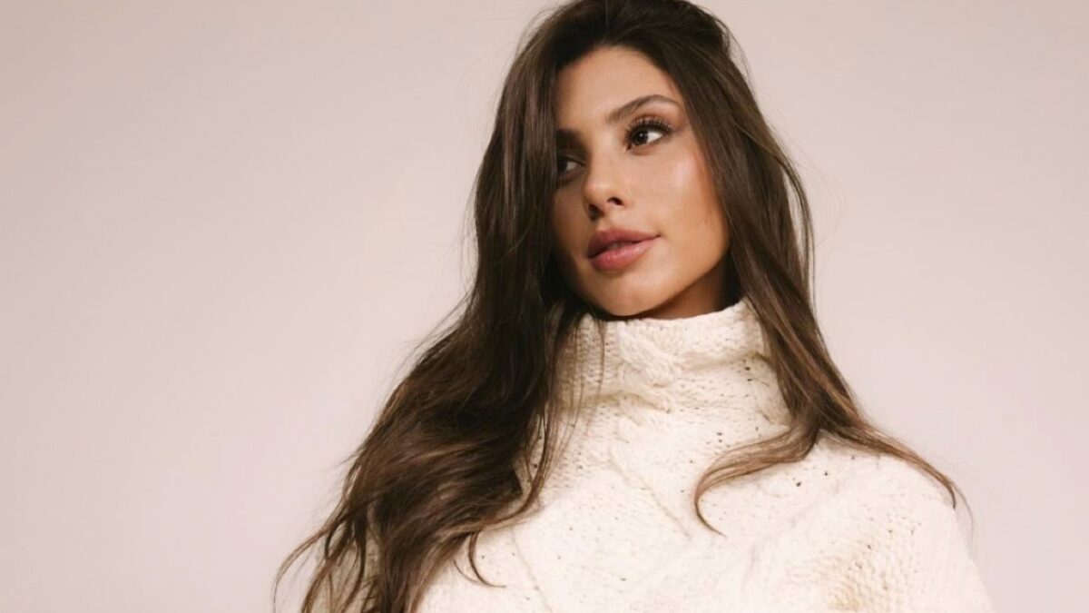Angela Nasti indossa il lussuoso maglione Gaultier, lavorato a maglia sul petto di Madonna!