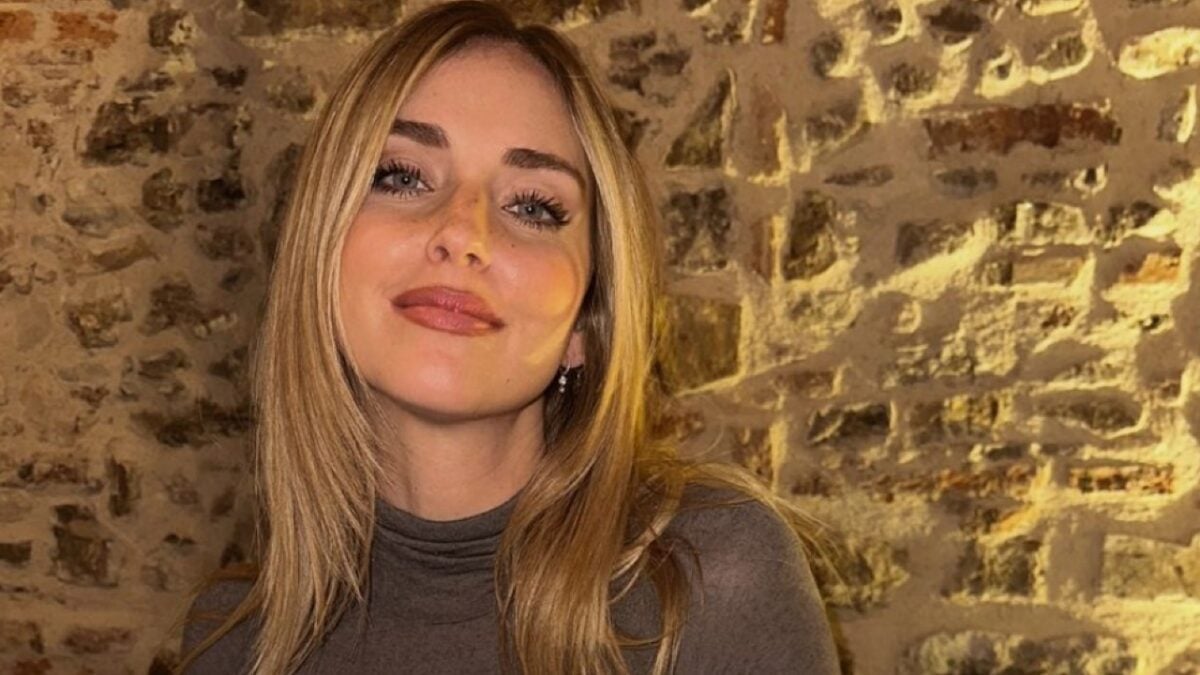 Chiara Ferragni, la sua maxi pochette di Bottega Veneta è un lusso per pochi: quanto costa!
