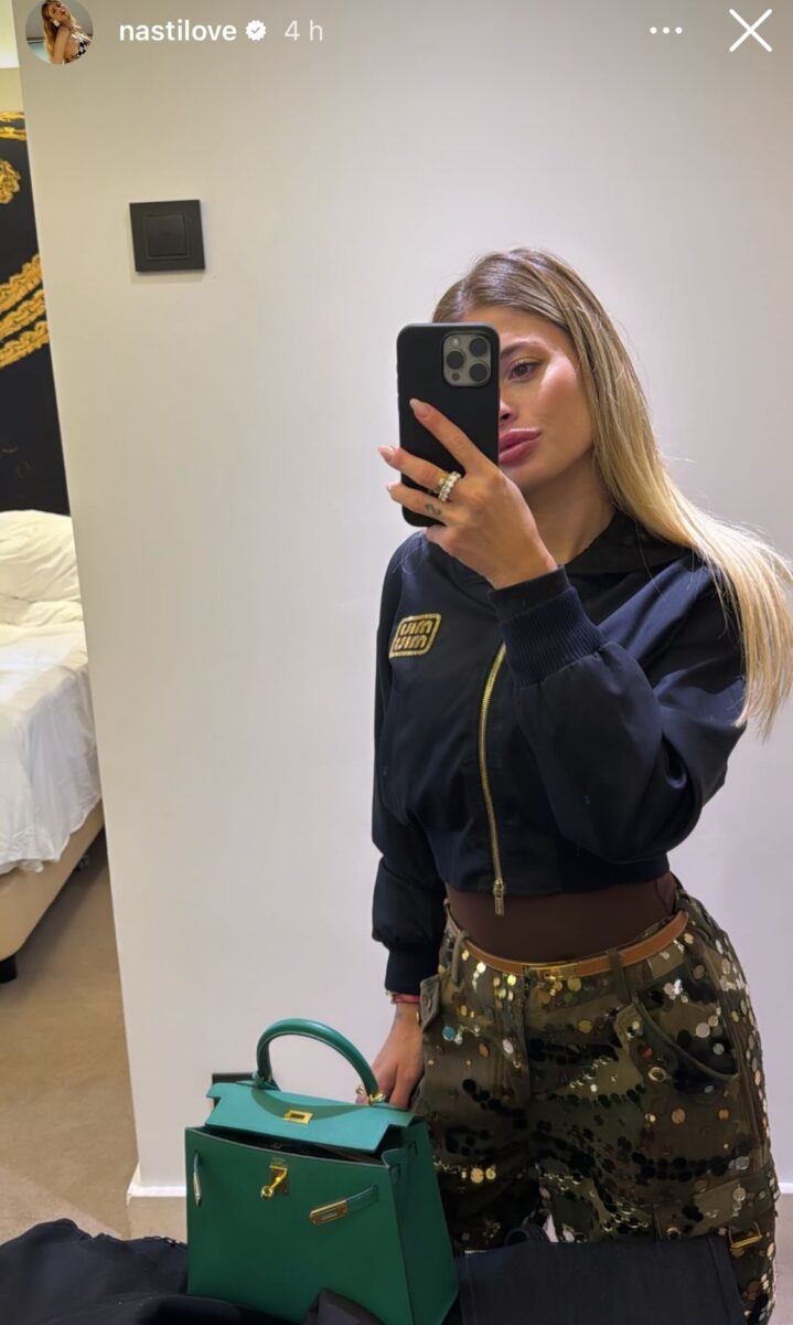 Galleria foto 'Chiara Nasti, Look griffato dalla testa ai piedi: l’Influencer non bada a spese!' - foto 1