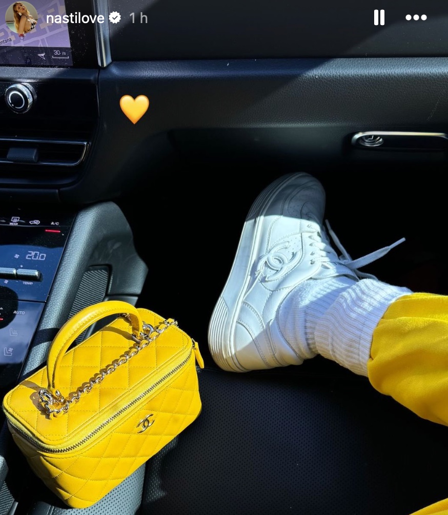 Galleria foto 'Chiara Nasti, gli accessori Chanel sono di lusso: più di 7mila euro per Scarpe e Borsa' - foto 1