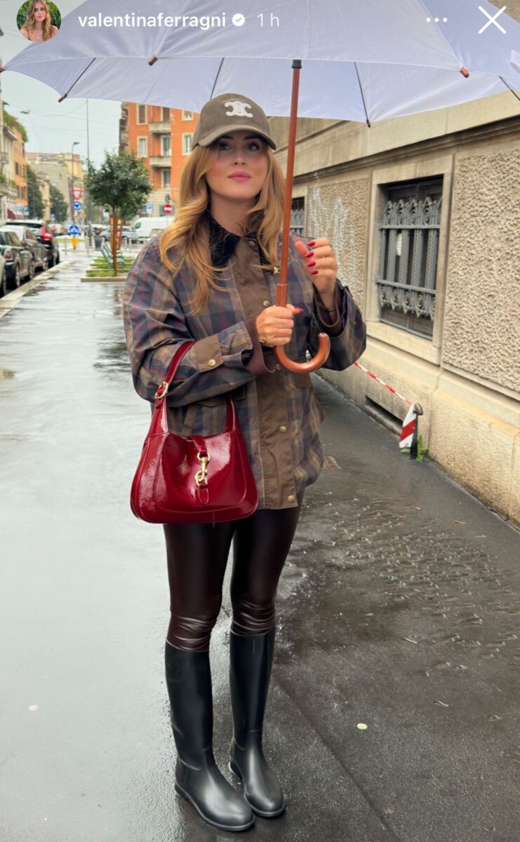 Galleria foto 'Valentina Ferragni, il Look griffato per un giorno di pioggia a Milano non è per tutte le tasche' - foto 1