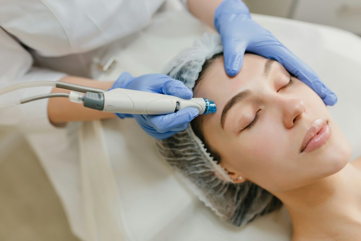 Galleria foto 'E’ l’alternativa al Botox, una tendenza skincare che promette una pelle strepitosa…' - foto 2