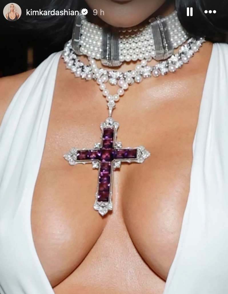 Kim Kardashian con la croce di Attalah indossata da Lady Diana che vale quasi 200mila dollari Kim Kardashian con la croce di Attalah indossata da Lady Diana che vale quasi 200mila dollari