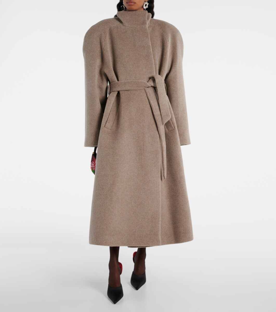Il cappotto a collo alto è il “mai più senza” dell’Autunno 2024 Il cappotto a collo alto è il “mai più senza” dell’Autunno 2024