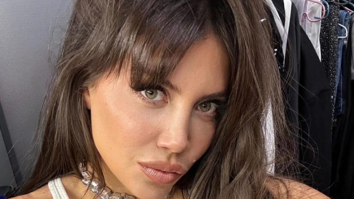 Wanda Nara sorride ricoperta di preziosi gioielli Swarovski, che lusso