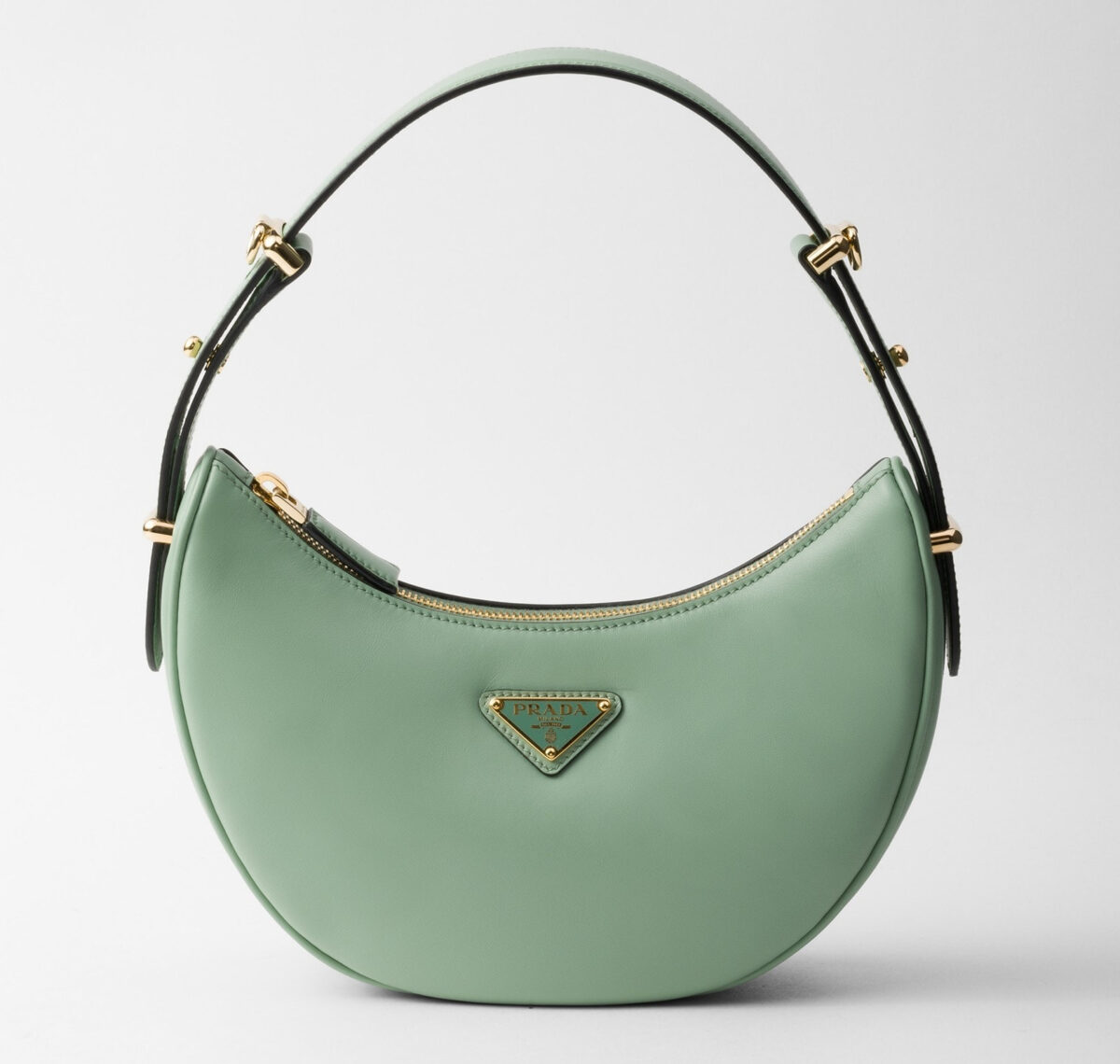 Prada firma la borsa autunnale più amata dalle fashion addicted Prada firma la borsa autunnale più amata dalle fashion addicted