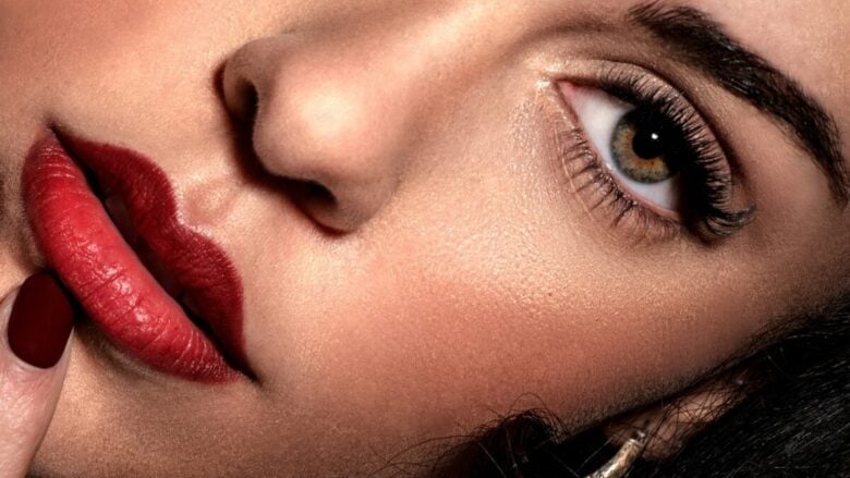 Rossetto Rosso: 6 toni trendy da sfoggiare assolutamente a Natale