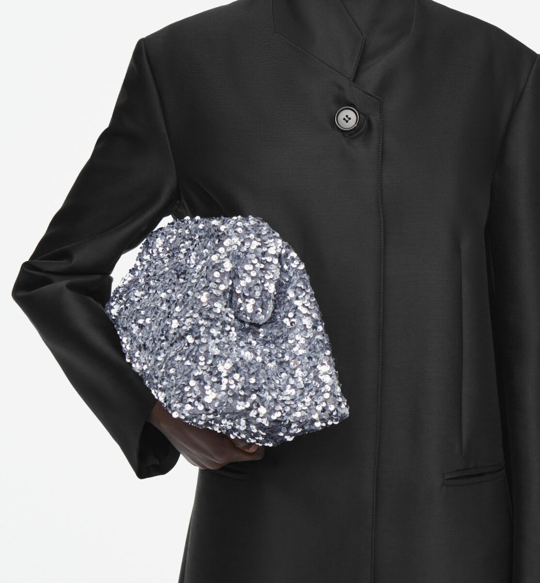 La pochette oversize di COS è l’accessorio pratico e chic delle Feste La pochette oversize di COS è l’accessorio pratico e chic delle Feste