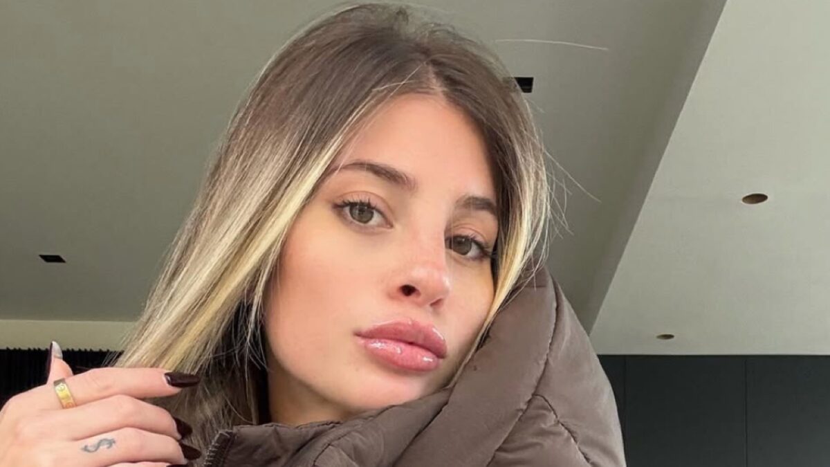 Chiara Nasti sfoggia la borsa griffata che non è per tutte le tasche!