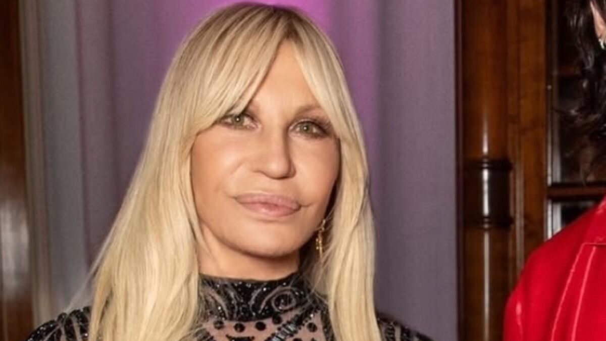 Donatella Versace appare totalmente cambiata nella sua ultima apparizione pubblica (FOTO)