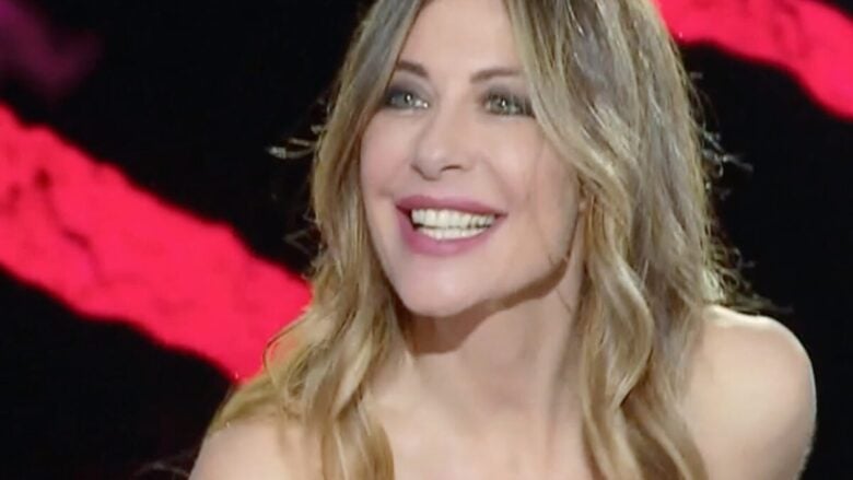 Francesca Fagnani, per l’ultima puntata di Belve punta sullo smoking firmato Giorgio Armani