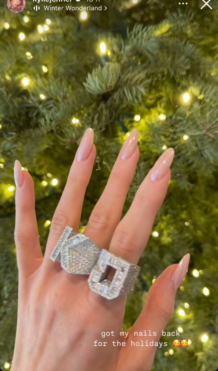 Kylie Jenner mostra la Manicure natalizia e gli anelli in Diamanti che valgono una fortuna! Kylie Jenner mostra la Manicure natalizia e gli anelli in Diamanti che valgono una fortuna!