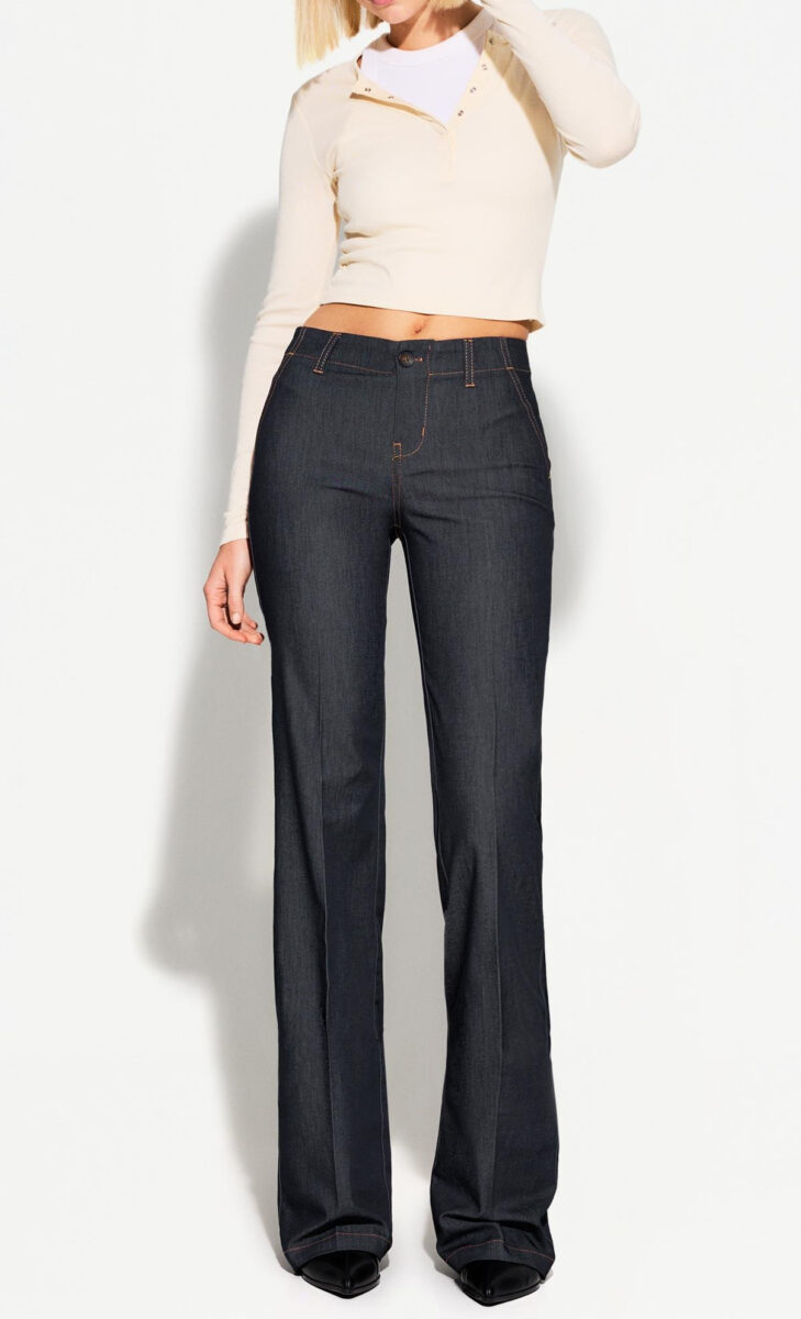Questi pantaloni firmati Bershka sono il “mai più senza” del 2025 Questi pantaloni firmati Bershka sono il “mai più senza” del 2025