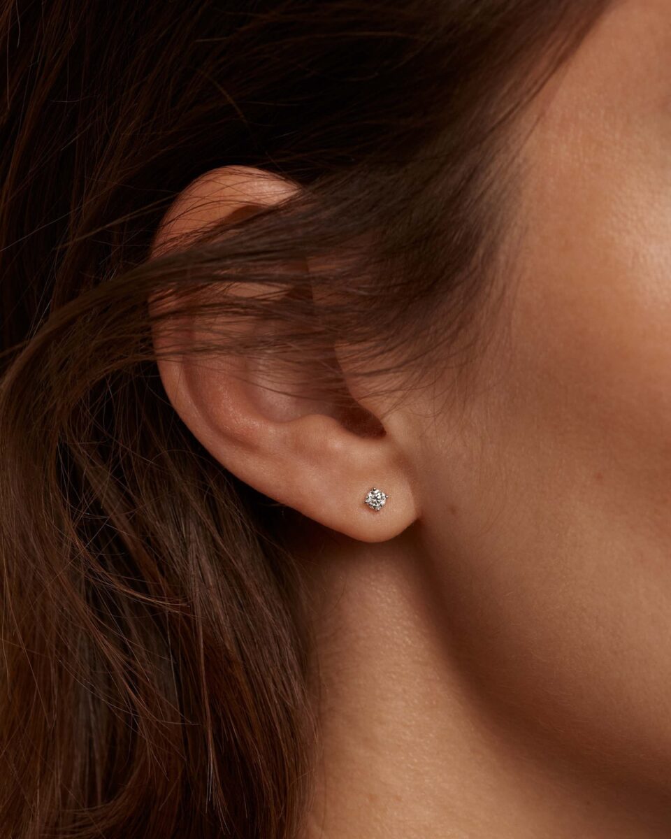 Gli orecchini punto luce sono il gioiello must have dei look più raffinati Gli orecchini punto luce sono il gioiello must have dei look più raffinati