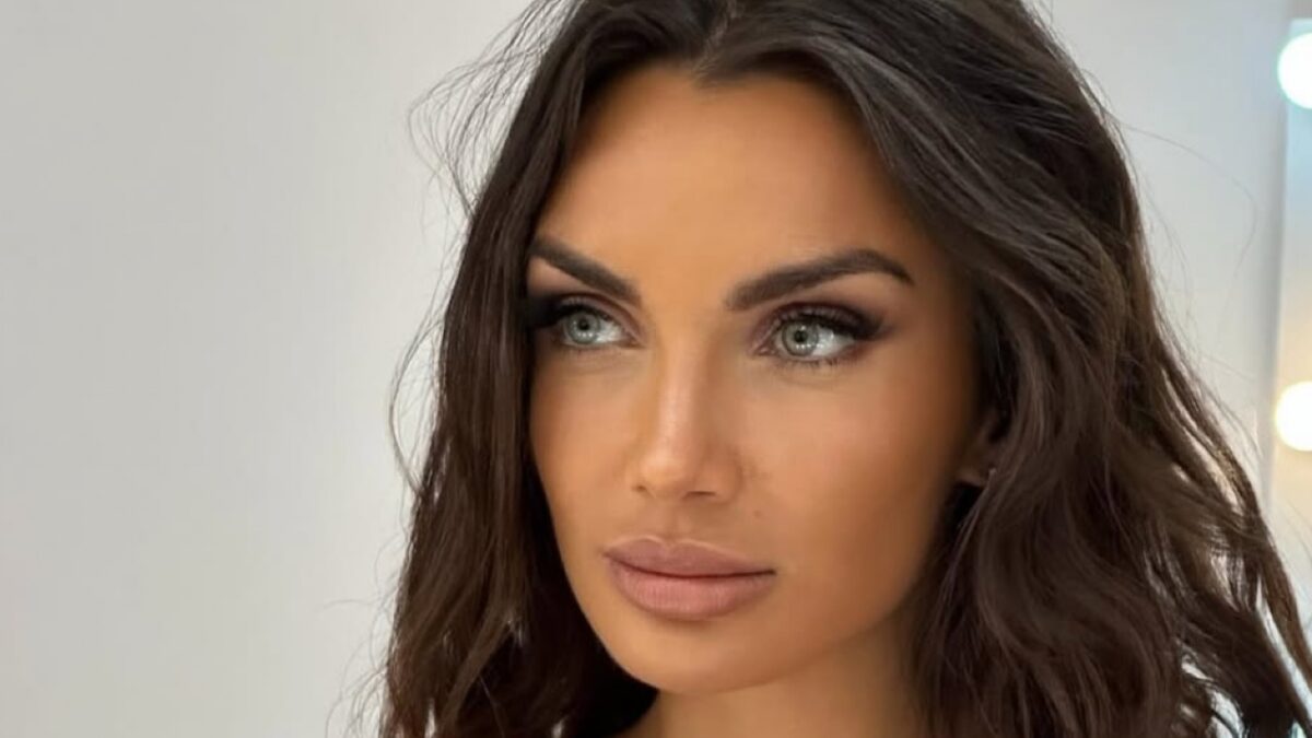 Elettra Lamborghini, che lusso con il maglione firmato Louis Vuitton FOTO