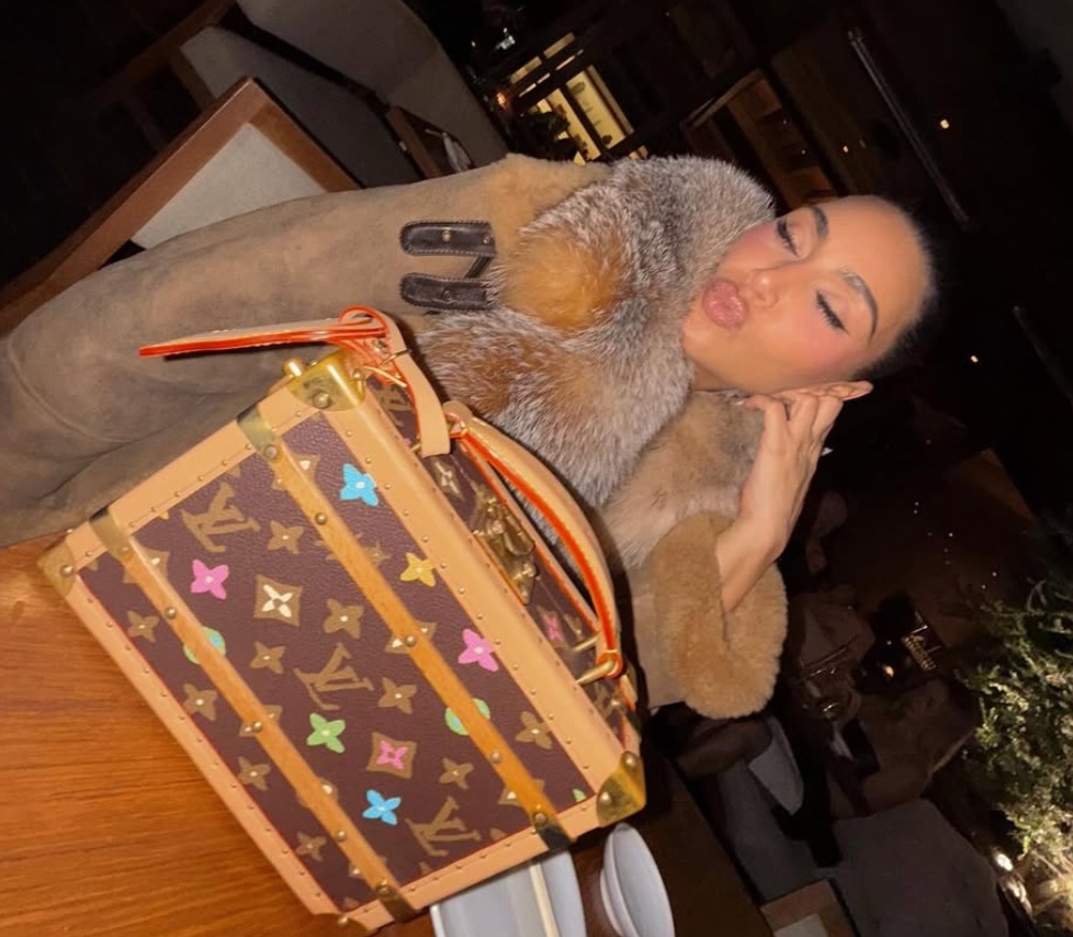 Kim Kardashian non bada a spese per la particolare borsa Louis Vuitton Kim Kardashian non bada a spese per la particolare borsa Louis Vuitton