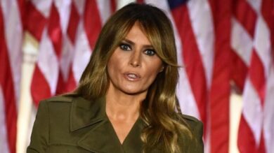 Melania Trump ruba la scena durante il giuramento di Donald Trump con questo Look griffato