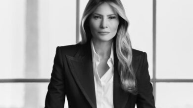 Melania Trump, il Look per il ritratto da First Lady è una dichiarazione di forza