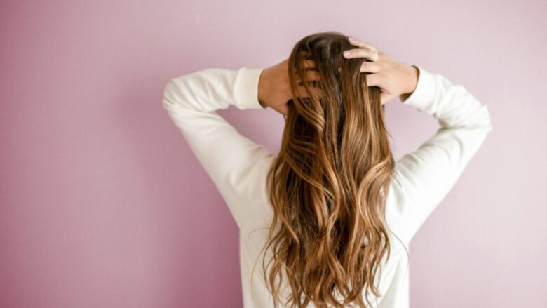 Capelli naturali, la nuova tendenza: texture, volume e styling senza eccessi