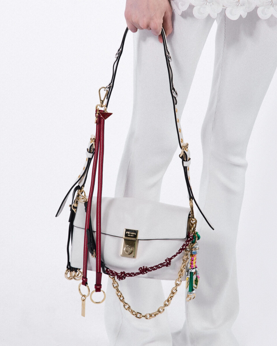 Date una scossa ai vostri look con questa meravigliosa borsa con charms firmata Prada Date una scossa ai vostri look con questa meravigliosa borsa con charms firmata Prada