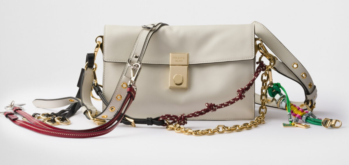Date una scossa ai vostri look con questa meravigliosa borsa con charms firmata Prada Date una scossa ai vostri look con questa meravigliosa borsa con charms firmata Prada