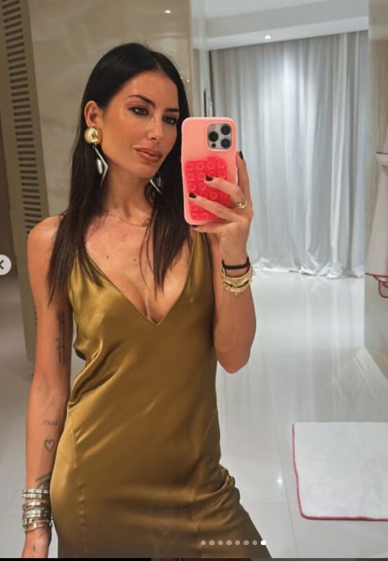 Elisabetta Gregoraci continua a dettare tendenza: l’abito ‘sottoveste’ di Yves Saint Laurent è il must di ogni stagione! Elisabetta Gregoraci continua a dettare tendenza: l’abito ‘sottoveste’ di Yves Saint Laurent è il must di ogni stagione!
