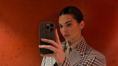 Kendall Jenner posa per la nuova campagna Summer 2025 di Prada con la ‘cow print’ bag