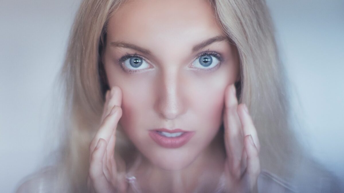 Un Make up luminoso e angelico, è questa la tendenza trucco più chic del 2025