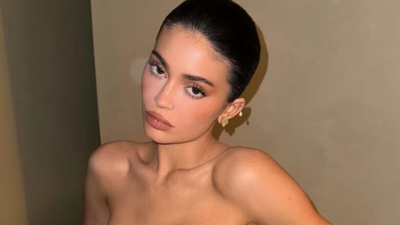 Kylie Jenner posa per la nuova campagna  Fall Winter 2025 di Miu Miu con la nuova borsa Beau