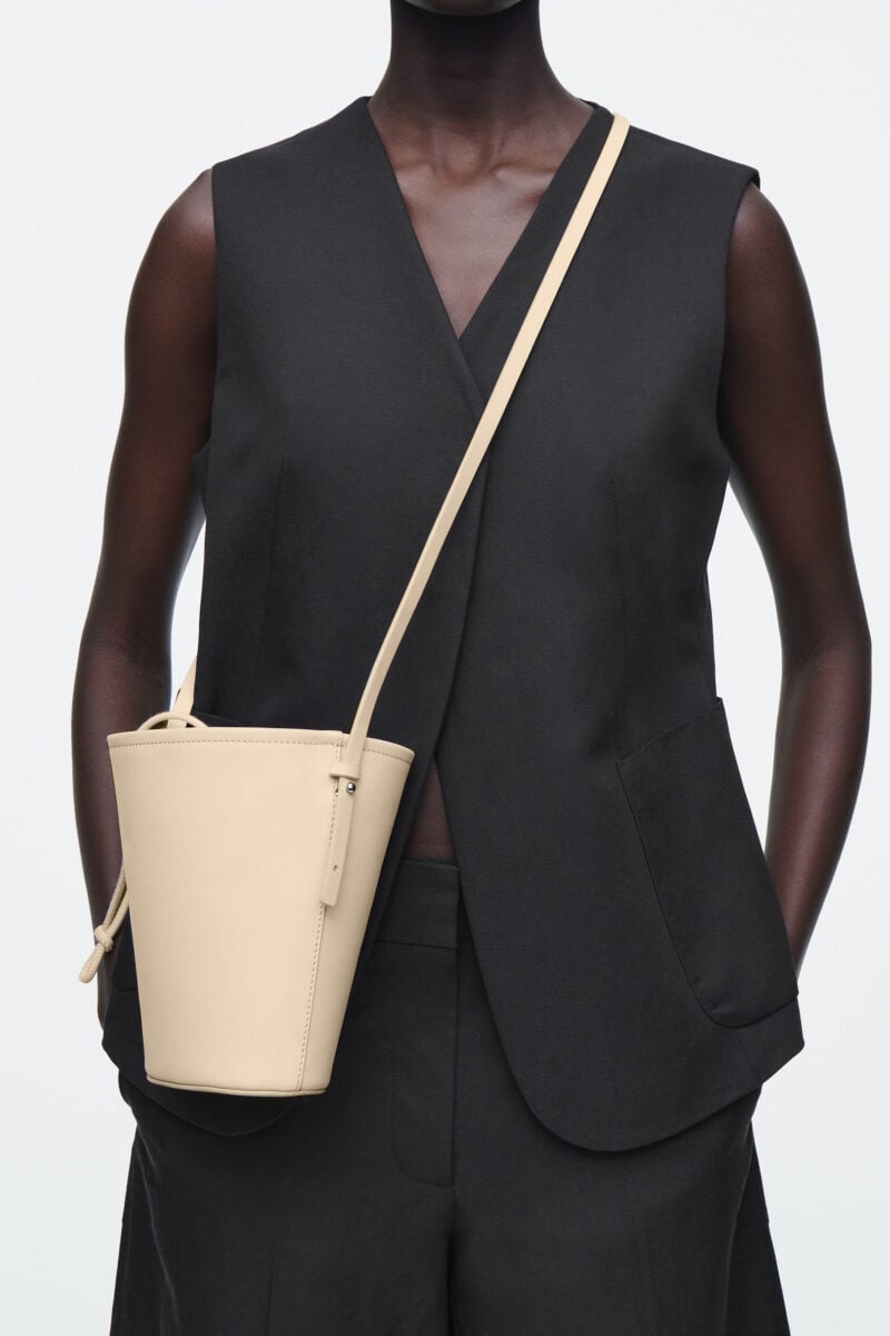8 capi e accessori dalla collezione Primavera-Estate 2025 firmata COS 8 capi e accessori dalla collezione Primavera-Estate 2025 firmata COS