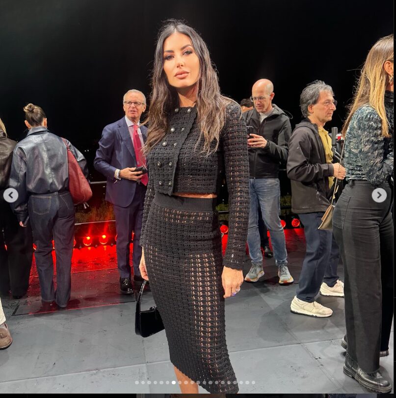 Elisabetta Gregoraci, très chic in Dolce&Gabbana con il completo giacca crop e gonna longuette in crochet FOTO Elisabetta Gregoraci, très chic in Dolce&Gabbana con il completo giacca crop e gonna longuette in crochet FOTO