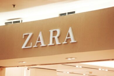 È firmata Zara la borsa più chic e originale del momento. Da avere!