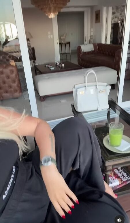 Wanda Nara torna (finalmente) sui social e mostra il suo accessorio luxury super costoso! Wanda Nara torna (finalmente) sui social e mostra il suo accessorio luxury super costoso!