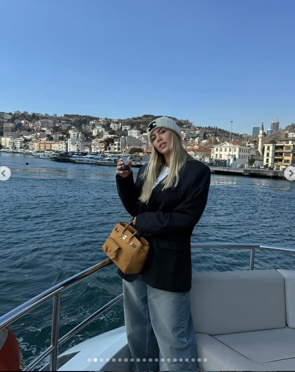Wanda Nara sfoggia la borsa griffata che non è per tutte le tasche! Wanda Nara sfoggia la borsa griffata che non è per tutte le tasche!